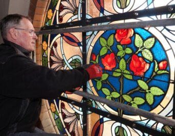 Bleiglasermeister sorgt für besonderes Licht in St. Paulus - Andreas Walther kümmert sich um die Bleiglasfenster in St. Paulus. Sind die Seitenfenster restauriert, kommen die Altarfenster dran. Die sollen im Herbst fertig sein.