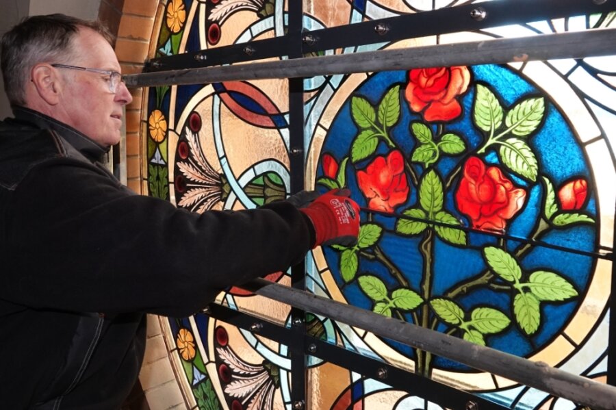Bleiglasermeister sorgt für besonderes Licht in St. Paulus - Andreas Walther aus Crimmitschau kümmert sich um die Bleiglasfenster in St. Paulus. Sind die Seitenfenster restauriert, kommen die Altarfenster dran. Die sollen im Herbst fertig sein.