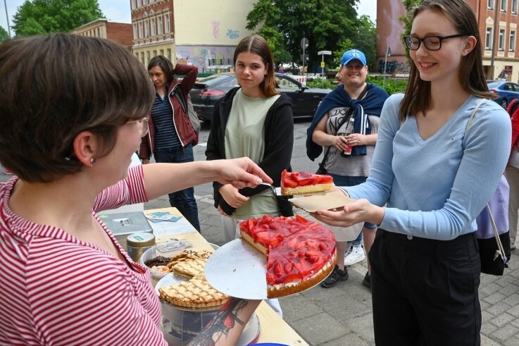 Im Generationencafé an der Zietenstraße bietet Sylvia Pohlers (links) beim Fest "Hang zur Kultur" Kaffee und Kuchen an. 