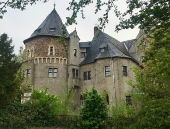 Blick in den Schlosshof bald erlaubt - Schloss Reinsberg in Mittelsachsen soll in den nächsten Tagen an die Käuferin übergehen.