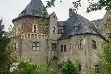 Blick in den Schlosshof bald erlaubt - Schloss Reinsberg hat eine neue Besitzerin.