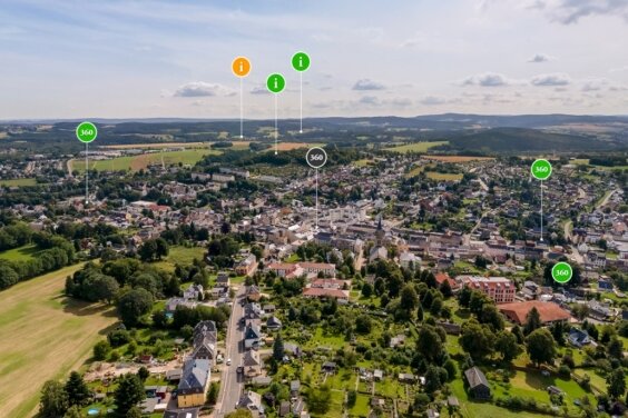 Blick in ein 360-Grad-Schaufenster - Anflug auf Lengenfeld. Beim Klick auf die Punkte gibt es weitere Bilder und Informationen - und das alles im 360-Grad-Modus. Bald soll es weitere Punkte, auch zu den Ortsteilen, geben. 