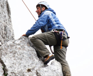 Blinde Bergsteiger erklettern den Gipfel - 
              <p class="artikelinhalt">Daniela Salzmann kann sich auch in luftiger Höhe beim Klettern auf Umsicht und Erfahrung ihrer Seilgefährden verlassen.</p>
            
