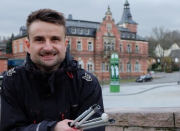 Blinder Verwaltungsfachmann will Bürgermeister von Oelsnitz werden - Der 33-jährige Kevin Bauer will Bürgermeister von Oelsnitz werden. Bei einem Thema benennt er schon jetzt klare Unterschiede zum Amtsinhaber: Die geplante Verkehrsberuhigung des Marktplatzes (im Hintergrund) mit Umlenkung des Verkehrs durch den Stadtpark soll es mit ihm nicht geben. 