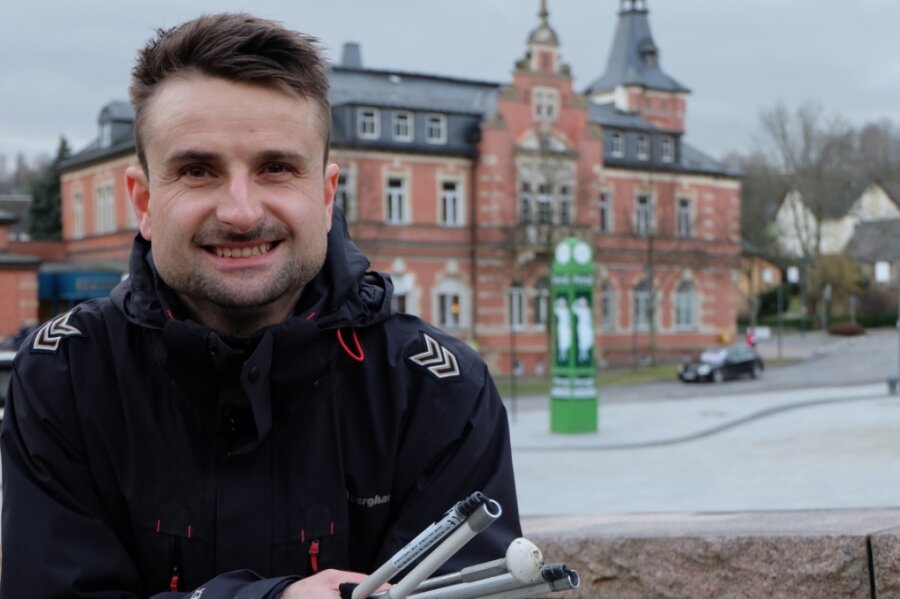 Der 33-jährige Kevin Bauer will Bürgermeister von Oelsnitz werden. Bei einem Thema benennt er schon jetzt klare Unterschiede zum Amtsinhaber: Die geplante Verkehrsberuhigung des Marktplatzes (im Hintergrund) mit Umlenkung des Verkehrs durch den Stadtpark soll es mit ihm nicht geben. 