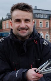 Blinder will Bürgermeister werden - Der 33-jährige Kevin Bauer will Bürgermeister von Oelsnitz werden. Bei einem Thema benennt er schon jetzt klare Unterschiede zum Amtsinhaber: Die geplante Verkehrsberuhigung des Marktplatzes soll es mit ihm nicht geben. 