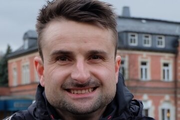 Der 33-jährige Kevin Bauer will Bürgermeister von Oelsnitz werden. Bei einem Thema benennt er schon jetzt klare Unterschiede zum Amtsinhaber: Die geplante Verkehrsberuhigung des Marktplatzes soll es mit ihm nicht geben. 