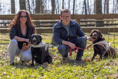 Blindes Vertrauen: Wenn der Hund den Menschen führt - Sie erblindete nach einem Autounfall, er infolge einer Erkrankung: Judith Dolny Tröger mit ihrem Hund Kim und Frank Grunert mit seinem Hund Juma. 