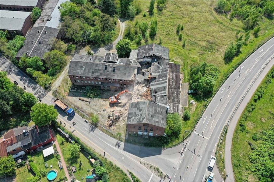 Blitz-Abriss einer Ruine: S 286 bei Mülsen wieder offen - Ein Abrissunternehmen arbeitet auf Hochtouren daran, dass Teile der Ruine nicht auf die S 286 stürzen. 