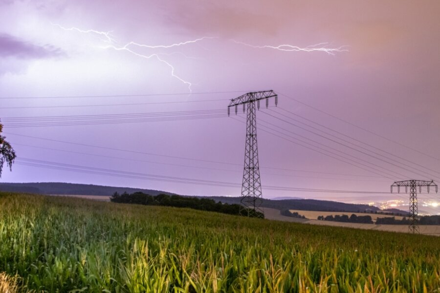Blitze erhellen Abendhimmel über Zwönitz - 