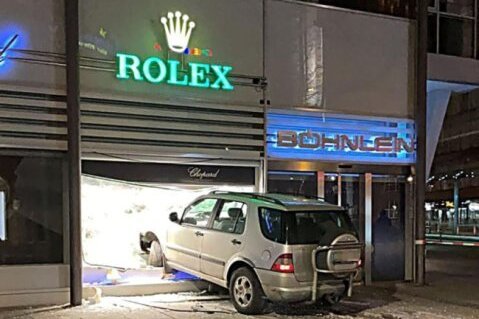 Blitzeinbruch bei Chemnitzer Juwelier: Ermittler prüfen erste Hinweise - Das für den Einbruch genutzte Auto hatten die Täter im Laden zurückgelassen.