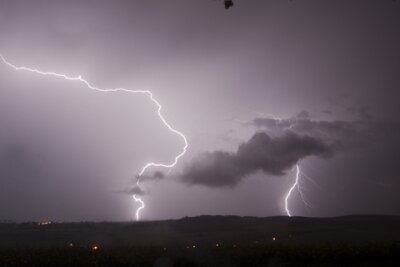 "Blitzeinschläge legen Stromleitung lahm" - Am Dienstagabend zog aus Tschechien ein intensives Nachtgewitter auf.