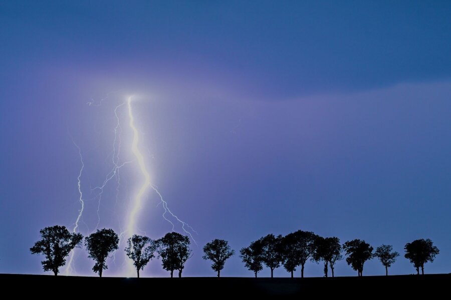 Blitzeinschlag: 18 Verletzte bei Kinderfest in Tschechien - Ein Blitz eines Gewitters erhellt den Nachthimmel.