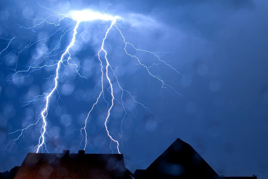 Blitzeinschlag in Dresden: Zehn Menschen verletzt - Ein Blitz schlägt während eines Gewitters ein.