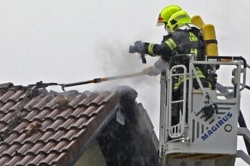 Blitzeinschlag in Kuhschnappel - Die Feuerwehr musste nach dem Blitzeinschlag Dachziegel entfernen.