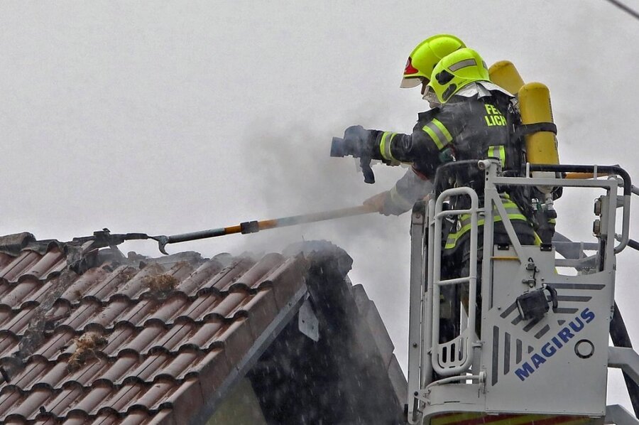 Blitzeinschlag in Kuhschnappel - Die Feuerwehr musste nach dem Blitzeinschlag Dachziegel entfernen.