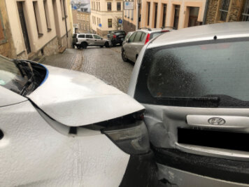 Blitzeis bringt Teile Sachsens mächtig ins Rutschen - In Annaberg verkeilten sich Autos auf spiegelglattem Pflaster.