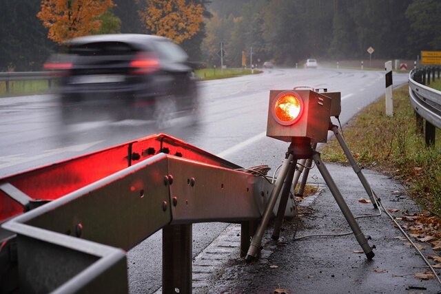 Blitzer auf der A 72: Rasender Tieranhänger mit 130 km/h unterwegs - Auf der Autobahn 72 führten Beamte der Chemnitzer Verkehrspolizeiinspektion am Donnerstag eine Verkehrsüberwachungs- sowie Geschwindigkeitskontrolle durch.