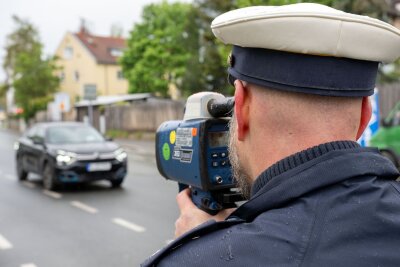 Blitzermarathon in acht Bundesländern - Ein Polizeibeamter nimmt in Nürnberg einen Verkehrsteilnehmer mit einem Messgerät ins Visier.