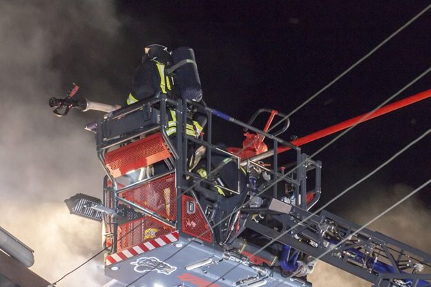 Blitzschlag: Dachstuhl brennt - Feuerwehrmann verletzt - 