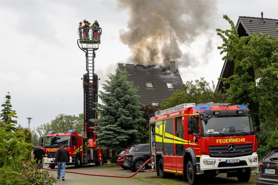 Blitzschlag setzt Wohnhaus in Rodewisch in Brand - Gegen 12.30 Uhr war das Haus im Rodewischer Wohngebiet An der Sonnenterrasse in Brand geraten.