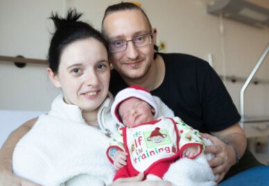 Blitzschnelle Bescherung: Baby aus Oelsnitz sagt in der heimischen Badewanne "Hallo" - Julia und Marcel mit ihrem Sohn Ryu Dante.