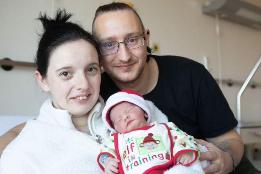 Blitzschnelle Bescherung: Baby aus Oelsnitz sagt in der heimischen Badewanne "Hallo" - Julia und Marcel mit ihrem Sohn Ryu Dante.