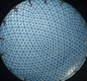 Blockchain: Das nächste große Ding -  Ein Netz von Rechnern, die wie die Knoten dieser Glaskuppel miteinander verbunden sind, bildet das Rückgrat der Blockchain-Technologie. An sie knüpfen sich hohe Erwartungen. Manche wirken surreal wie die Visionen Salvador Dalís, in dessen Theatermuseum in Spanien dieses Foto entstand. 