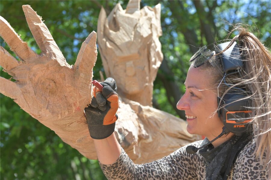 Blockhausen-Cup startet zu Pfingsten: Vier Frauen wollen den „Weltcup im Kettensägenschnitzen“ - Fast wie eine Maniküre: Res Hofmann gestaltet das Element Feuer als Teil einer Skulptur.