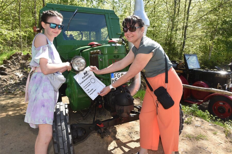 Blockhausen: Woher zwei Frauen ihre Traktorleidenschaft haben - Von wegen nur Männersache: Marie und Kathleen Münch, rechts, kamen aus Grumbach bei Freital zum Traktortreffen nach Blockhausen.