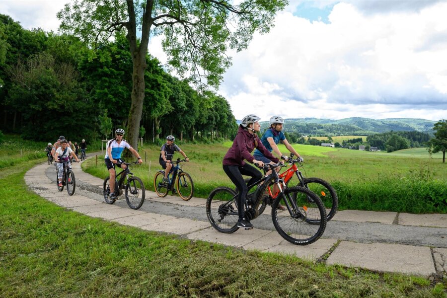 Blockline begeistert: Fahrradboom im Erzgebirge - Die Landschaft ist idyllisch: Mountainbiker fahren auf der Strecke der Blockline in Cämmerswalde.