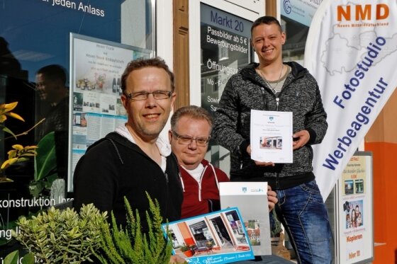 Mario Gerhold, Peter Kreher und Chris Alexander Famulla mit der begrünten Bank, die im Vorjahr den Preis im Wettbewerb holte. 