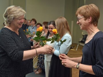 Blumen für Abschlussschüler und eine Lehrerin - Margot Berthold (l.) wünschte ihrer Nachfolgerin Elisabeth Pflüger alles Gute. 