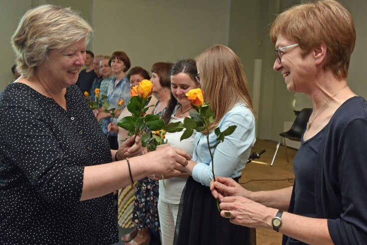 Blumen für Abschlussschüler und eine Lehrerin - Margot Berthold (l.) wünschte ihrer Nachfolgerin Elisabeth Pflüger alles Gute. 