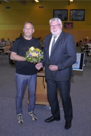 Blumen für den Nachfolger: Landrat Damm gratuliert Wahlsieger - Mit einem Blumenstrauß begrüßte der scheidende Landrat Matthias Damm seinen Nachfolger im Amt Dirk Neubauer. 