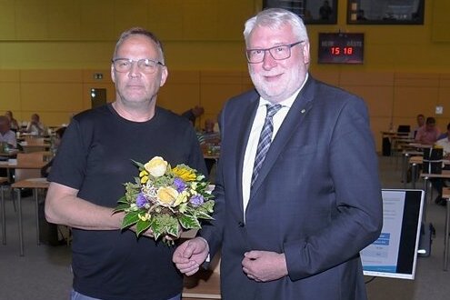 Blumen für den Nachfolger: Landrat Damm gratuliert Wahlsieger - Mit einem Blumenstrauß begrüßte der scheidende Landrat Matthias Damm seinen Nachfolger im Amt Dirk Neubauer. 