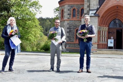 Blumen für die Preisträger in Bad Elster - Erfolgreiche Landschaftsarchitekten (von links): Anke Deeken (dritter Preis) sowie Sandro Schaffner und Frank Kunkler aus Dresden (erster Preis) wurden von Bürgermeister Olaf Schlott beglückwünscht. Das zweitplatzierte Büro Till Rehwaldt war nicht vertreten.