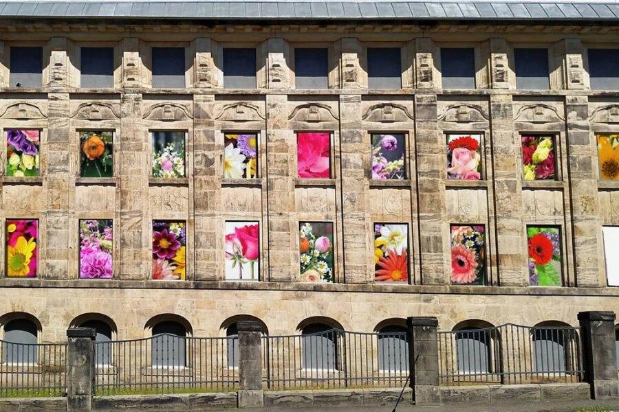 Blumen für Falkenstein: Wie bunt bald eine Fabrikfassade wird - In einer Fotomontage zeigt der Künstler Wolfgang Blechschmidt wie die Blumenfabrik aussehen könnte.