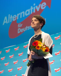 Blumen und besorgte Bürger - Seit vier Jahren steht Frauke Petry an der Spitze der "Alternative für Deutschland" (AfD) - fast immer unter Dauerfeuer von allen Seiten. Hin und wieder gibt es aber auch Blumen für die Parteichefin - wie hier beim Bundesparteitag in Stuttgart im vergangenen Jahr.