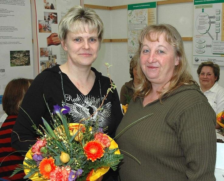 Blumen und ein Fünkchen Hoffnung - Katrin Schmidt (l.) hat am Mittwoch Blumen für ihr ehrenamtliches Wirken erhalten.  