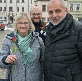 Blumen verteilt und für Antrag geworben - Rico Gebhardt (vorn) und Frank Dittrich haben in Lößnitz Blumen verteilt, unter anderem an Andrea Rothe. 