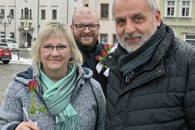 Blumen verteilt und für Antrag geworben - Rico Gebhardt, Linken-Fraktionsvorsitzender im Landtag (vorn), und Frank Dittrich haben in Lößnitz Blumen verteilt, unter anderem an Andrea Rothe. 