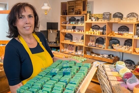 Blumenauer Seifenmanufaktur expandiert - Im Hofladen ihrer Naturseifenmanufaktur bietet Liane Uhlmann unter der Eigenmarke "Mein Seifenstück" derzeit rund 50 verschiedene Seifen aus eigener Herstellung an. 