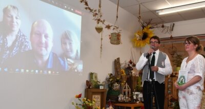 Blumenladen hilft Autorenfamilie - Mirko Raatz von der Bergkapelle Thum und Kathleen Lippmann, Inhaberin des Blütenzaubers, überbrachten der tschechischen Familie Doskočil die freudige Spendennachricht per Videoschaltung. 