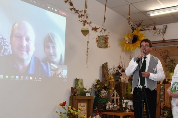 Mirko Raatz von der Bergkapelle Thum und Kathleen Lippmann, Inhaberin des Blütenzaubers, überbrachten der tschechischen Familie Doskočil die freudige Spendennachricht per Videoschaltung. 