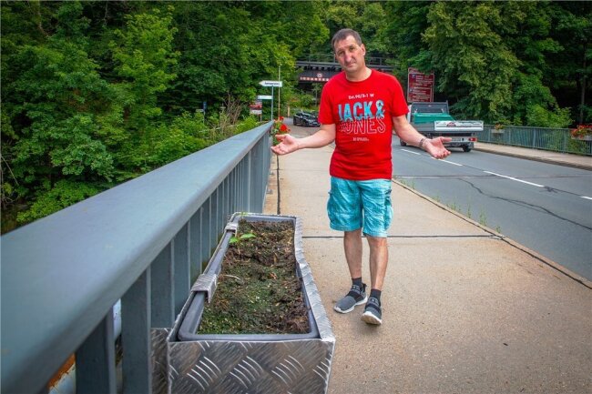 Jens Preusche kümmert sich um die Blumenkästen auf der Brücke. Die verschwundenen Pflanzen machen ihn ratlos. 