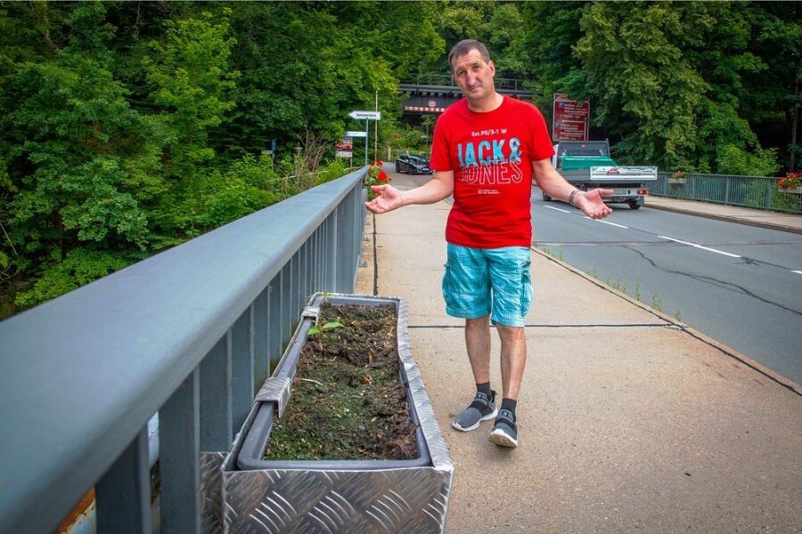 Blumenschmuck an der Brücke in Erdmannsdorf wird zur Zielscheibe von Randalierern - Jens Preusche kümmert sich um die Blumenkästen auf der Brücke. Die verschwundenen Pflanzen machen ihn ratlos. 