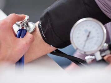 Bluthochdruck stellt auch Ärzte vor Rätsel - Symbolbild: Blutdruck messen