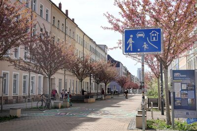 Blutige Auseinandersetzung in Chemnitz: Richter erlässt Haftbefehl - Auf dem Brühl hat eine Passantin am Freitagabend eine 71-jährige schwerverletzte Frau gefunden. Die Tatverdächtige befindet sich im Gefängnis.