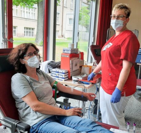 Routiniert: Bei der zweiten Mitarbeiter-Blutspendeaktion am Krankenhaus Mittweida spendete Oberärztin Maren Wilms (links) bereits zum 34. Mal ihr Blut. 